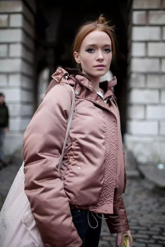 叠衣服时只要一个动作,衣服再多也不怕乱! 叠衣服时只要一个动作,衣服再多也不怕乱!